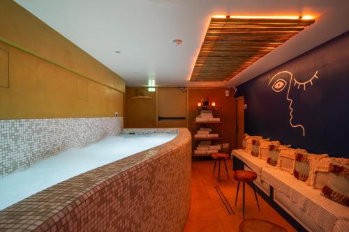 Spa, La Finca                                                                         in 11th - Bastille - Republique