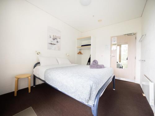 YHA Apollo Bay Eco Room Type - Queen Balcony Room with Shared Bathroom