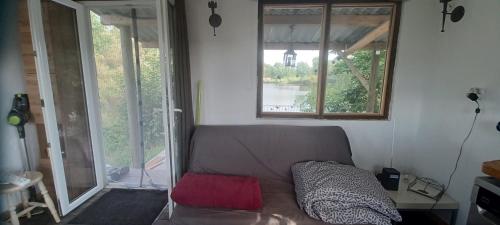 Tinyhouse IRI Camping Bramefort avec piscine naturel lac tinyplage