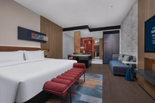 Standard King Room image 6