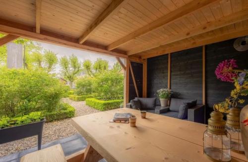 Garden, Bed and Breakfast Waddendroom in Dongeradeel