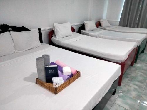 1 king bed, 3 twin beds