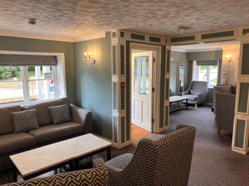 South Lawn Hotel - image 2