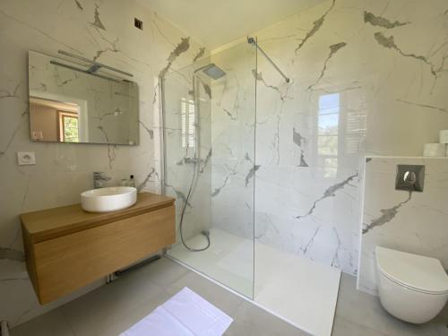 Shower, Beau chateau dans le Cantal au coeur du Pays Vert in Jussac