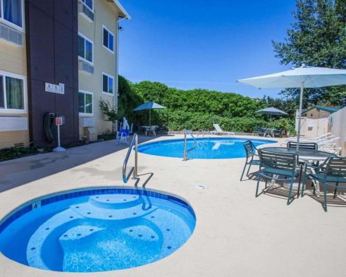 อ่างแช่น้ำร้อน, ควอลิตี้ อินน์ เคิร์กแลนด์ (Quality Inn Kirkland) in เคิร์กแลนด์ (WA)