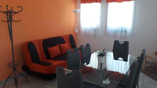 2 bedrooms, 5 beds