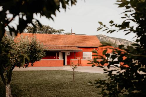Buitenkant, Vikendica Castanea Banja Ždrelo (Vikendica Castanea Banja Zdrelo) in Petrovac Na Mlavi