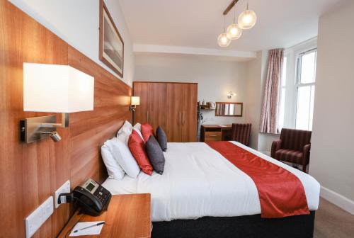 Double or Twin Room with Sea View - No Dogs image 4