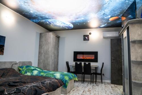 1 queen bed, 2 twin beds, 1 sofa bed