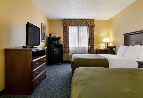 Quality Inn - image 11