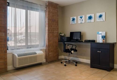 Quality Inn - image 12