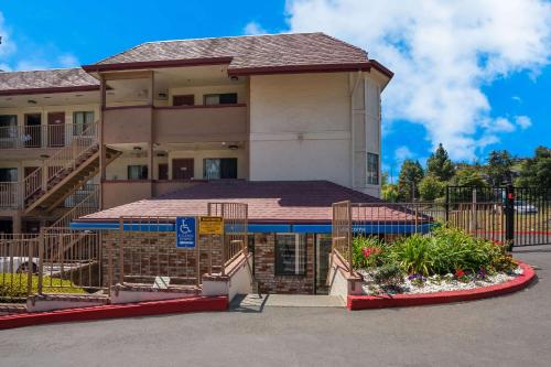 Econo Lodge - Accommodation - Vallejo