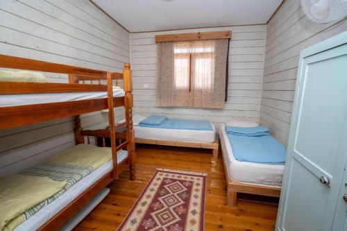 2 twin beds, 1 bunk bed