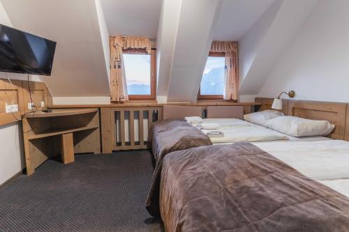 1 double bed, 1 twin bed