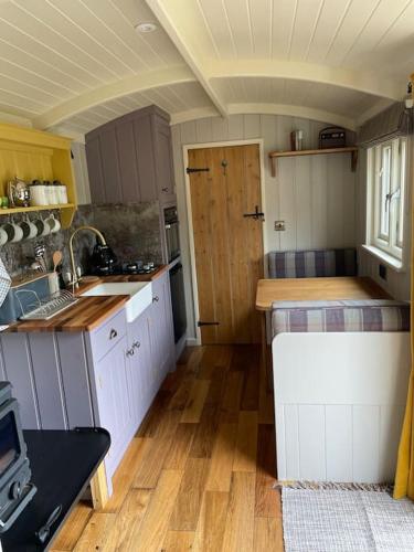 Fasilitas, Bathsheba, Luxurious Shepherds Hut set in Todber a hamlet set in Thomas Hardy's iconic rural Dorset in Todber