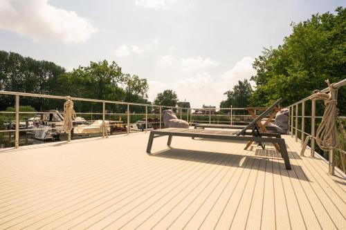 Deine schwimmende Auszeit auf dem Wasser -Festlieger Hausboot Tobago in 德米茨