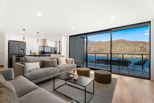 Contemporary & Picturesque - 4 Bedroom House