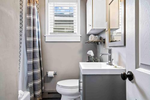 Beautiful Renovated Beach Condo in Center of OC in Ocean City, USA