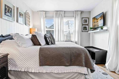 Beautiful Renovated Beach Condo in Center of OC in Ocean City, USA