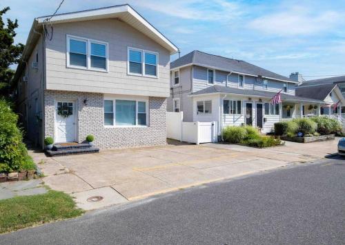 Beautiful Renovated Beach Condo in Center of OC