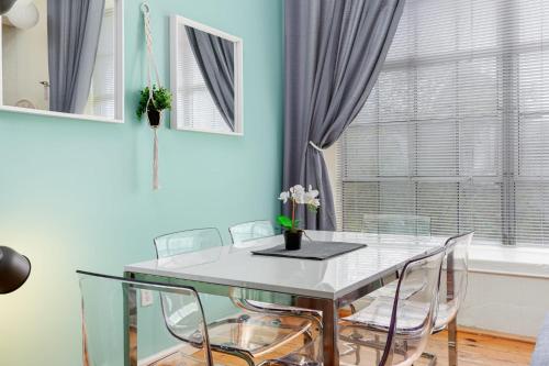 Downtown Durham 2BR Apt Walk Everywhere & Wifi - main image