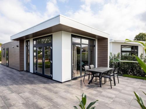 Chalet with Pond View in Gelderland