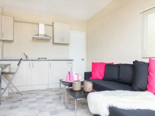 Chalet with a decorative fireplace in Zuna