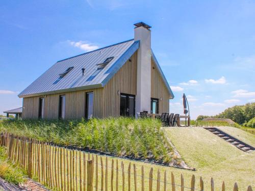  Modern wellness lodge with sunshower in a national park, Pension in Tholen bei Oud-Vossemeer