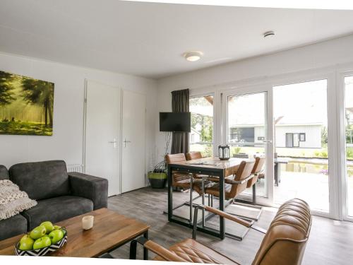 สภาพแวดล้อมโดยรอบ, Sunlit Chalet by the Pond in โลเชม