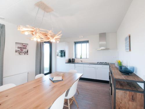 Konyha, Modern design lodge with combi microwave, in national park in Tholen