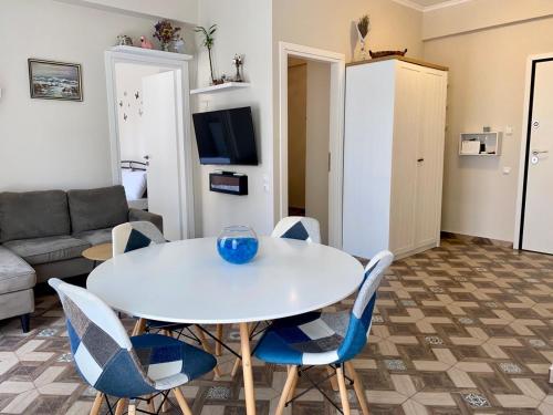 Dafni's home is in 200m to metro Ag Ioanis, Atenas