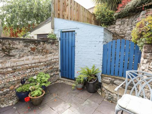 Blue Cottage - image 9