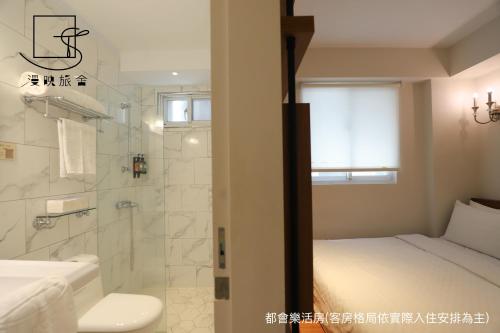 Standard Double Room image 9