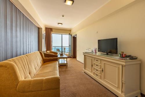 Hotel Hawaii - image 7