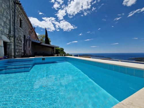 Skats, Amber's Place: cosy house with pool and sea views in Brsecine