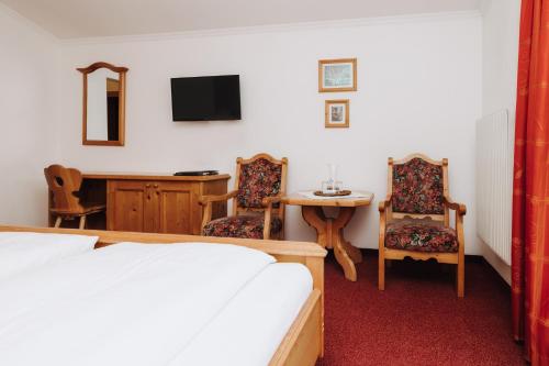 Deluxe Double Room (2 Adults + 1 Child)