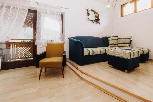 1 queen bed, 2 sofa beds