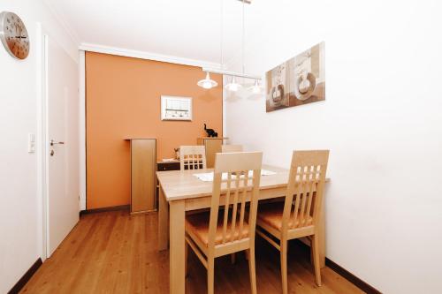 2 bedrooms, 4 beds