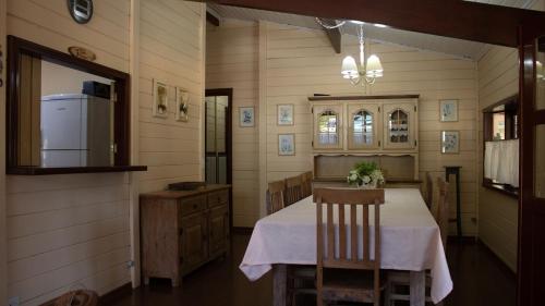 Casa com lareira e lazer, em Campos do Jordao SP