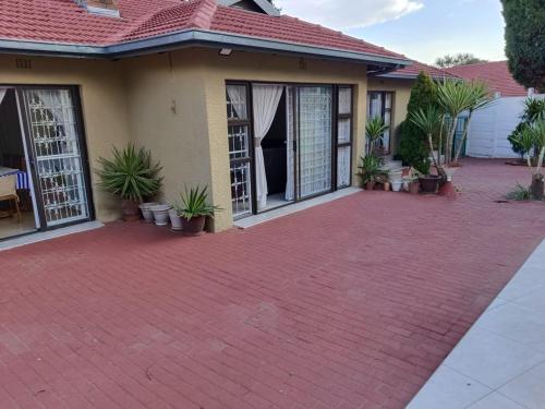 Zwelibanzi Guesthouse and Tourism