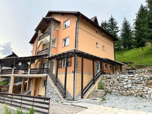 . Pensiunea 3flori de Colț