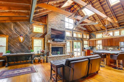Serene Pacific Getaway: Deck, Grill & Fire Pit! in Pacific (MO)