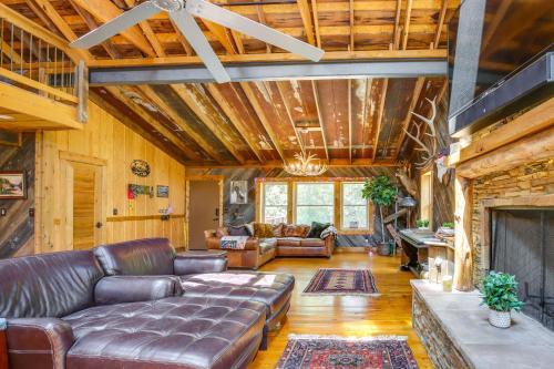 Serene Pacific Getaway: Deck, Grill & Fire Pit! in Pacific (MO)