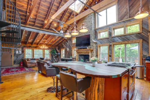 Serene Pacific Getaway: Deck, Grill & Fire Pit! in Pacific (MO)