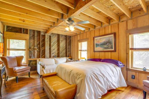 Serene Pacific Getaway: Deck, Grill & Fire Pit! in Pacific (MO)