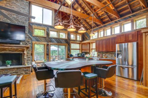 Serene Pacific Getaway: Deck, Grill & Fire Pit! in Pacific (MO)