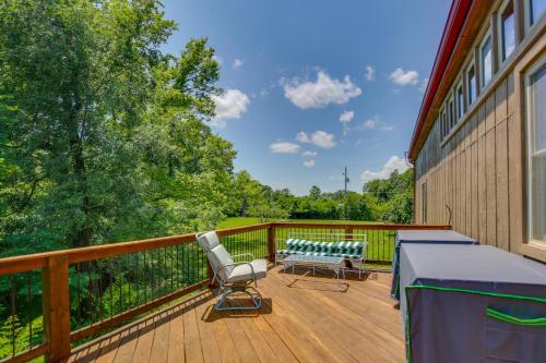 Serene Pacific Getaway: Deck, Grill & Fire Pit! in Pacific (MO)