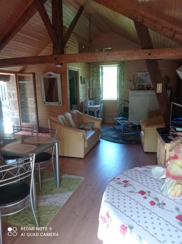 Des pierres rouges en extérieur, intérieur tout bois gîte à louer Cognac