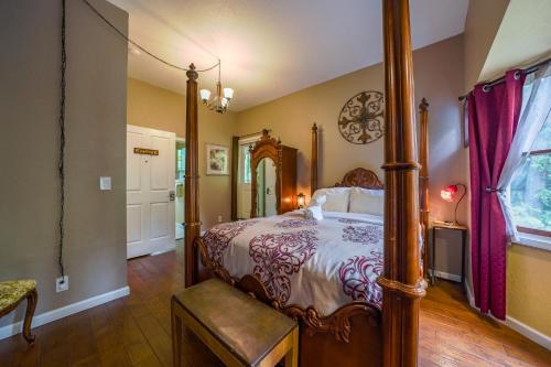 Deluxe Queen Suite