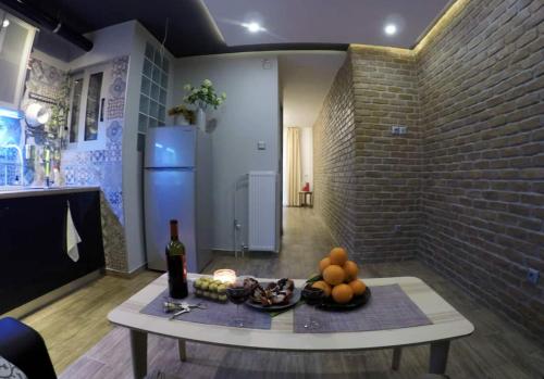 Loft style cozy studio in Athens center, Афины
